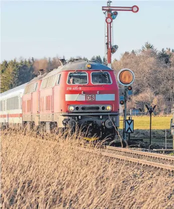  ?? FOTO: RALF LIENERT ?? Die Bahn im Allgäu hat viele Probleme - laut Experten zählen eingleisig­e Strecken dazu.