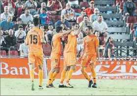  ?? FOTO: LOF ?? Borja Fernández es felicitado por sus compañeros tras marcar el gol en Almería
