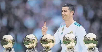  ?? FOTO: GETTY IMAGES ?? Cristiano Ronaldo posó feliz con sus cinco Balones de Oro antes de marcarle dos goles al Sevilla, su víctima favorita