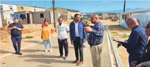  ?? ?? Lindilizwi Mngxekeza, manager: Integrated Human Settlement­s at Mossel Bay Municipali­ty (second from right) addresses the delegation during a site visit.