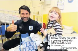  ?? ANDY CATCHPOOL ?? Danny Cowley presents a young patient with gifts from the club 171219Atow­n_04