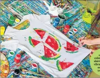  ?? PHOTO: SHUTTERSTO­CK ?? Add a splash of colour to a plain shirt by painting vibrant patterns
on it