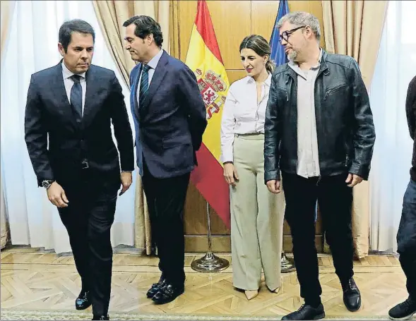  ??  ?? La ministra Díaz, amb Gerardo Cuerva (Cepyme), Antonio Garamendi (CEOE), Unai Sordo (CC.OO.) i Pepe Álvarez (UGT), l’any passat