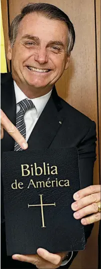  ??  ?? BENDECIDOS Maduro decretó el día del pastor evangélico. Bolsonaro y Añez en Bolivia con la Biblia. En Costa Rica, el reverendo Fabricio Alvarado logró imponerse en la primera vuelta. Macri con pastores durante la campaña electoral.