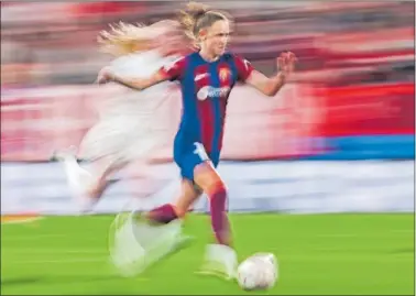  ?? ?? Caroline Graham Hansen conduce el balón a toda velocidad durante un partido del Barcelona.
