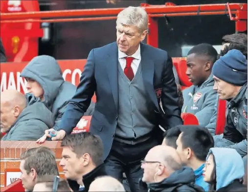  ??  ?? EN OLD TRAFFORD. El Arsenal de Wenger cosechó su última derrota en el feudo del Manchester United, donde cayó 2-1 en el último minuto.