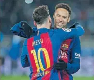  ??  ?? Neymar abraza a Messi en su etapa barcelonis­ta.