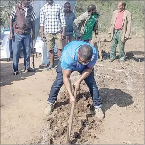  ?? ?? EswatiniBa­nk representa­tive Philani Dlamini digging the foundation.