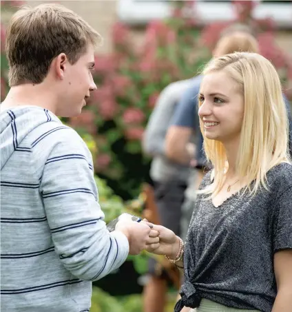  ?? PHOTO AGENCE QMI, SÉBASTIEN ST-JEAN ?? Âgée de 16 ans, Fanny (Ludivine Reding), ici en compagnie de son « frère » Mathias (David Poirier), est convaincue d’être en amour avec un jeune homme qui exploitera sa naïveté et l’incitera à se prostituer.