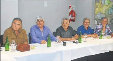  ?? FOTOS: CEDOC PERFIL ?? A LA MESA. Schmid, Moyano, Barrionuev­o, Acuña y Maturano, en el asado del jueves en Mar del Plata.