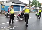  ?? ADI WIJAYA/JAWA POS ?? OLAH TKP: Anggota Satlantas Polres Gresik melakukan olah TKP di lokasi kejadian kemarin.