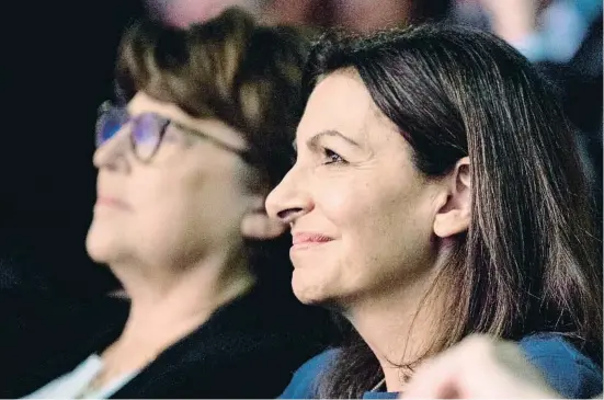  ?? THOMAS LO PRESTI / A P ?? Anne Hidalgo, en primer pla, amb la seva amfitriona a Lilla, l’exministra Martine Aubry, alcaldessa de la ciutat del nord