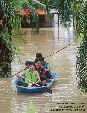 ?? ?? Penduduk menggunaka­n sampan susulan banjir di Kampung Permaisuri, Setiu.