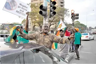  ?? FOTOS: AFP ?? BASTARON MINUTOS para que se formara la fiesta en Harare