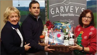  ?? Photo by John D Morris. ?? Marian Kerrisk (right), winner of the ladies Christmas hamper with lady captain, Mary Ann Downes (left) and Seamus O’Connor, manager of Garvey’s SuperValu, Castleisla­nd, at the Captains’ Dinner at Castleisla­nd Members’ Golf Club.