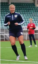  ??  ?? ■ Mittbacken Anna Westerlund tycker att med de spelare som truppen förfogar över samt den fotboll Åland United spelar, så är det ingen överraskni­ng att laget leder ligan.