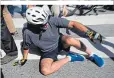  ?? ?? Am Samstag stürzte Biden bei einer Radtour in Rehoboth Beach
