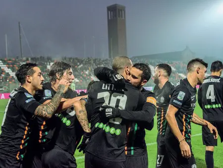  ??  ?? Al PenzoIl Venezia festeggia il gol segnato all’Ascoli, Litteri abbraccia Nicola Citro, autore della rete che darà itre punti alla squadra di Zenga