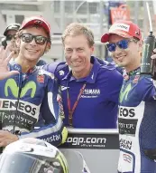  ?? FOTO SCALERA ?? Lin Jarvis con Rossi e Lorenzo al tempo dei sorrisi