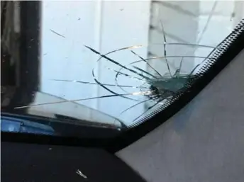  ??  ?? UHELDIG: Knust frontrute og glass på dashbordet var resultatet da Erling Houge passerte en lastebil på Stend.