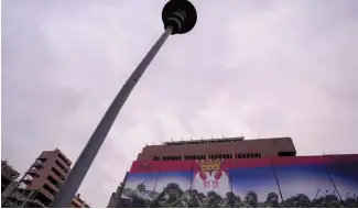  ?? ?? A huge billboard that shows Serbian soldiers and reads: "We serve Serbia!" displayed on the former Serbian army headquarte­rs