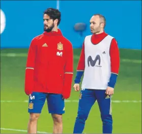  ?? FOTO: JA SIRVENT ?? Iniesta e Isco juntos en el entrenamie­nto de ayer de la selección en Gijón