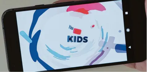  ?? Foto: Soeren Stache, dpa ?? Seit kurzem gibt es die App Youtube Kids. Sie soll Kindern ausgewählt­e Inhalte präsentier­en. Aber was bekommen die Kleinen eigentlich zu sehen und wie schätzen Medien pädagogen das Angebot ein?