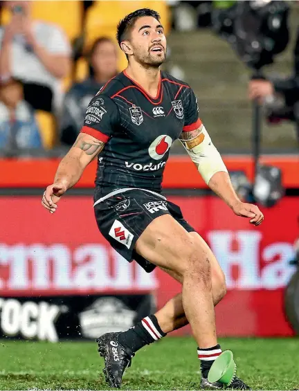  ?? PHOTO: PHOTOSPORT ?? Warriors matchwinne­r Shaun Johnson watches as his kick sails over during the dramatic win over the Roosters in Auckland yesterday.