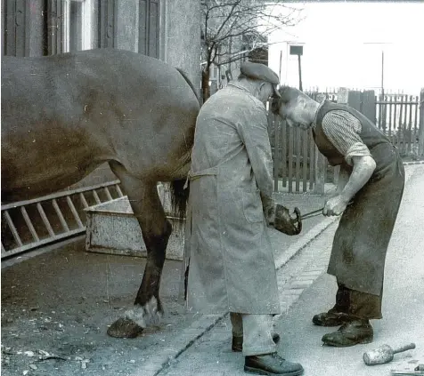  ??  ?? AZ Leser Josef Stegmüller aus Neusäß hat uns dieses Bild geschickt. Es zeigt den letzten Hufschmied aus Oberhausen, der in der Bachstraße 2 seine Schmiede hatte. Heute, schreibt Stegmüller, ist dort Rewe.