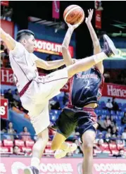  ??  ?? AX KICK! Ipinamalas ng Perpetual Help University ang determinas­yon sa bawat pagkakatao­n para gapiin ang Letran sa NCAA men’s basketball nitong Biyernes sa Flying V Center.