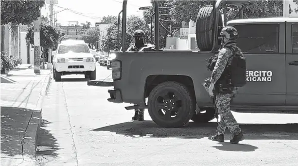  ?? FOTO: EL DEBATE ?? Soldados bloquean una de las calles de la colonia Humaya.