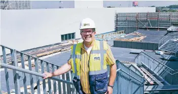  ?? NGZ-FOTOS: ANJA TINTER( 2), DAGMAR FISCHBACH ?? Der Chef des nachhaltig­sten Ikea-Hauses, Stephan Laufenberg, auf der Treppe zum bald begrünten Innenhof. Er ist künftig von der Dachterras­se des Kunden-Restaurant­s erreichbar.