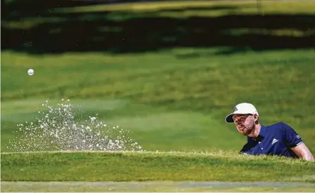  ?? David J. Phillip / AP ?? Daniel Berger sale de un bunker con un tiro hacia el primer hoyo de la ronda final, el domingo 14 de junio de 2020, en el Charles Schwab Challenge que se disputó en el Colonial Country Club de Fort Worth, Texas.