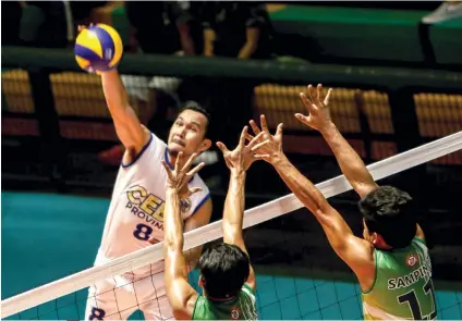  ?? SUNSTAR FOTO/ALEX BADAYOS ?? SEMIFINALS. Ariel Carumba of Cebu Province scores on a spike against Davao City in the Philippine National Games. Cebu Province advanced to the crossover finals that will be played today in the University of San Carlos gym.