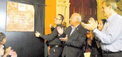  ??  ?? El Alcalde de León Héctor López Santillana acompañó al Gobernador en la inauguraci­ón de las obras en plazas públicas
