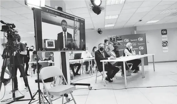  ??  ?? Videoconfe­rencia del presidente del PP, Pablo Casado, para clausurar la escuela de verano de los populares aragoneses, ayer en Zaragoza.