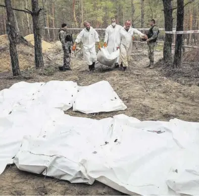  ?? GLEB GARANICH / REUTERS ?? Cuerpos encontrado­s en la fosa en los bosques cercanos a la ciudad ucraniana de Izium, ayer.