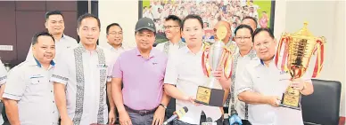  ??  ?? HADIAH: Peter (depan dua kanan) memegang piala yang ditawarkan untuk Piala Borneo KDM Malaysia 2020 semasa sidang media di pejabat SAFA di Kota Kinabalu kelmarin. Turut bersama ialah jawatankua­sa penganjur dan AMT KDM Malaysia.