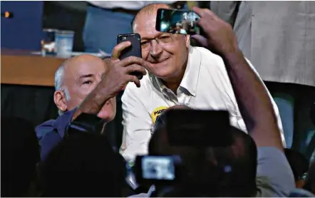  ?? Pedro Ladeira/Folhapress ?? O governador de SP, Geraldo Alckmin, tira fotos com militantes durante convenção em que foi eleito presidente do PSDB