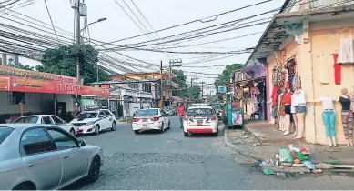  ??  ?? El personal de Tributació­n encontró varios negocios operando sin autorizaci­ón.