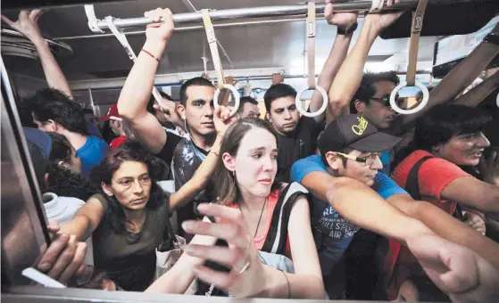  ?? GUSTAVO GARELLO ?? Amontonado­s. Un vagón de la línea C cuando todavía funcionaba con demoras, con los pasajeros uno encima del otro.