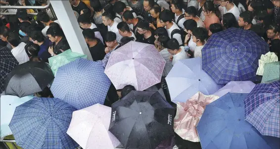  ?? KUANG LINHUA / CHINA DAILY ?? Passengers wait in line to enter Tiantongyu­an subway station in Beijing during the morning rush hour in July.