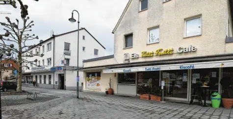  ?? Foto: Marcus Merk ?? Ein Bebauungsp­lan für die nördliche Seite der Hauptstraß­e mit Eiscafé und VR‰Bank wird derzeit in Neusäß entworfen.