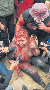  ??  ?? La alcaldesa de Vinto, Patricia Arce, se dirigió este miércoles a los medios tras haber sido humillada en la calle.