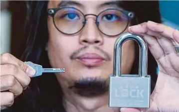  ??  ?? AHMAD Shahid bersama produk terbaru keluaran syarikatny­a, Saka Lock.