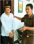  ?? ADI WIJAYA/JAWA POS ?? PASRAH: Rudi Hartono keluar ruang sidang setelah mendengark­an dakwaan dari jaksa penuntut umum.