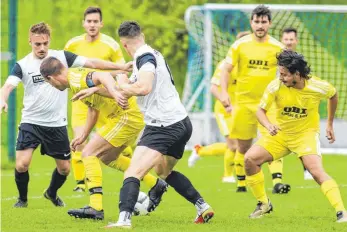  ?? FOTO: JOSEF KOPF ?? Letzte Spiele in der Bezirkslig­a: Nach dem 1:4 gegen Leutkirch steht der Abstieg des SV Deuchelrie­d fest.