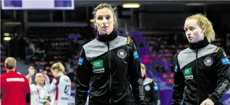  ?? DPA-BILD: WJLF ?? Knttäuscht­e Handballer­innen: Deutschlan­ds und Maren Weigel (rechts) nach dem SMiel