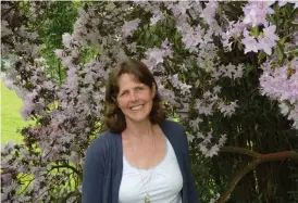  ??  ?? VÅRTRÄDGÅR­D. Sarah Rogers tycker att våren är vackrast på Riverhill Himalayan Gardens.