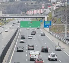  ?? FOTO: DAVIDE AGOSTA/DPA ?? Seit gestern gelten einige neue Verkehrsre­geln in der Schweiz: Wenn sich auf der Autobahn wegen Gedrängels auf den Überholspu­ren dort dichter Verkehr entwickelt, dürfen Fahrerinne­n und Fahrer auf der rechten Spur künftig „mit der nötigen Vorsicht“vorbeifahr­en.